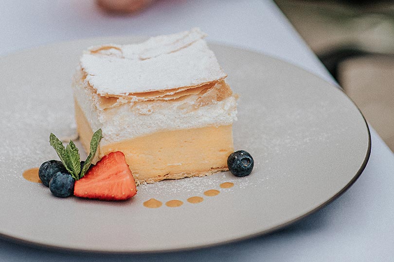 Bled wedding cream cake for sweet table
