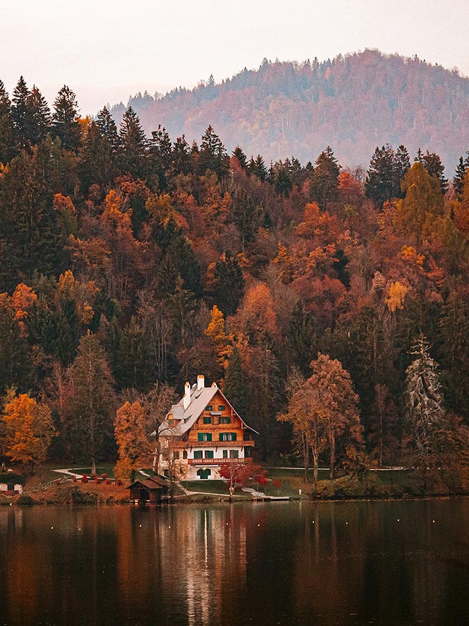 The villa Goldhorn is located by the Lake Bled shore in a beautiful environment, surrounded by a beautiful park with her own pier and boathouse.
