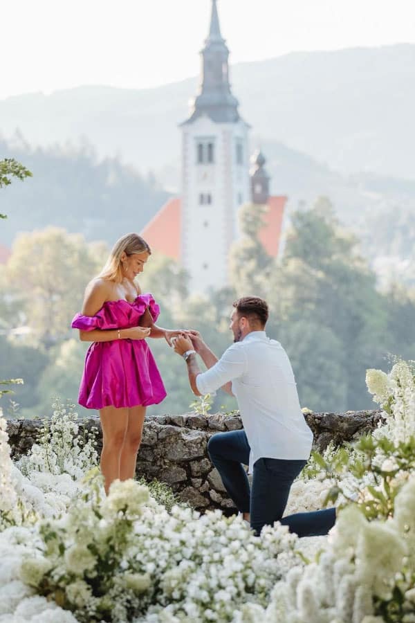 Luka Dončin on his knee during engagement to his Ana Marija.